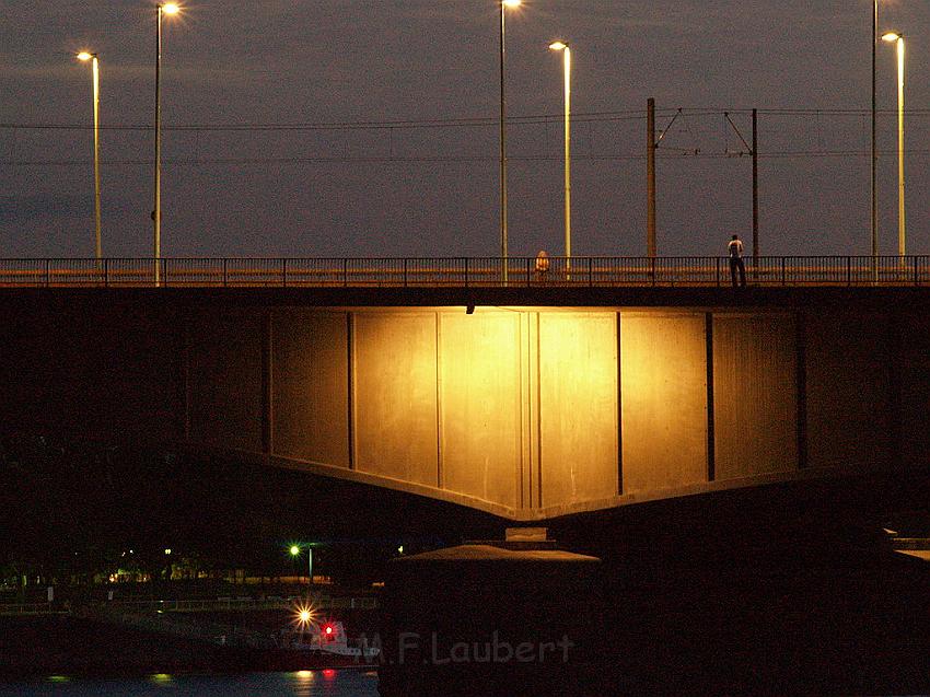 Lebensmueder mit Pistole Koeln Deutzer Bruecke P51.JPG